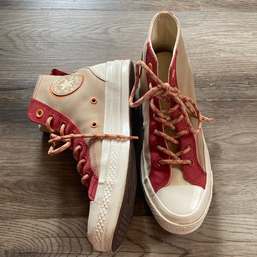 Woman’s Chuck Taylor converse